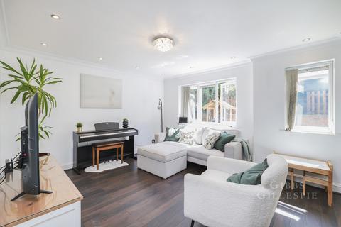 3 bedroom terraced house to rent, Kent Close, Uxbridge, UB8