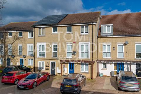 17 Norwich Crescent, Chadwell Heath, Romford, RM6 4UW