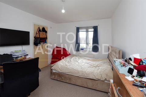 17 Norwich Crescent, Chadwell Heath, Romford, RM6 4UW