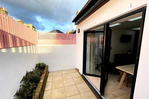 4 bedroom terraced house to rent, Faringford Road, London