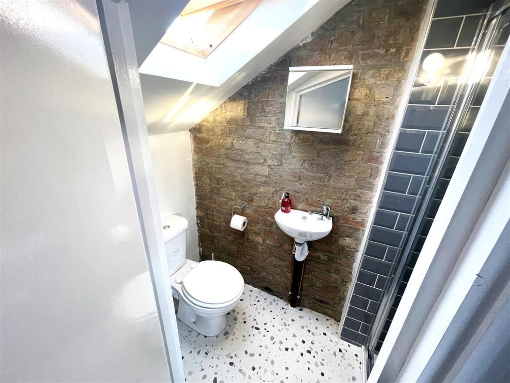 Bathroom 2.JPG