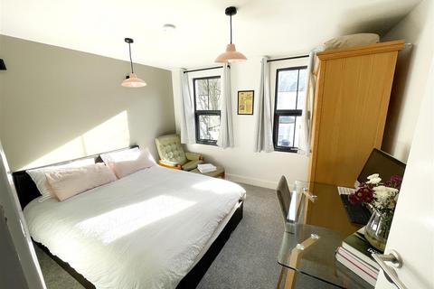 4 bedroom terraced house to rent, Faringford Road, London