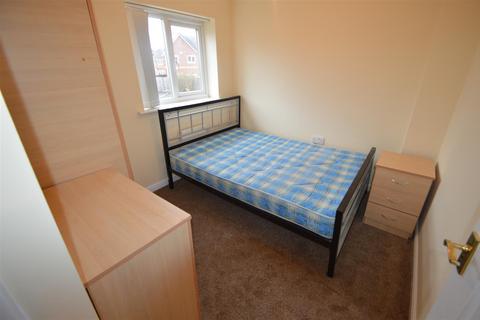 3 bedroom house to rent, Drake Avenue, Manchester M22