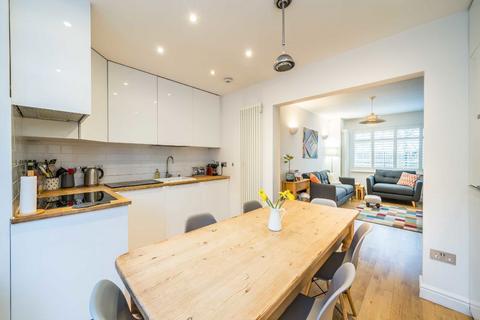 13 Fieldview, London, SW18 3HG