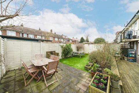 13 Fieldview, London, SW18 3HG