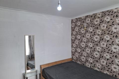 1 bedroom in a house share to rent, Rostrevor Gardens, Hayes UB3