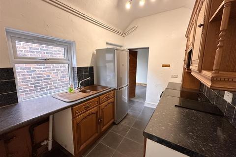 2 bedroom end of terrace house to rent, Macclesfield Road, Leek