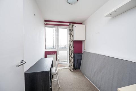 3 bedroom flat for sale, O'Leary Square, Whitechapel, London, E1