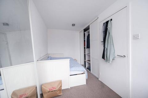 3 bedroom flat for sale, O'Leary Square, Whitechapel, London, E1