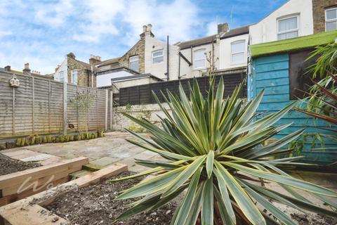 4 bedroom terraced house to rent, Grotto Road Margate CT9