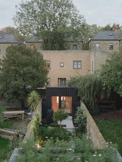 2 bedroom terraced house to rent, Haslett House, Kenmure Road, London E8