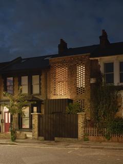 2 bedroom terraced house to rent, Haslett House, Kenmure Road, London E8