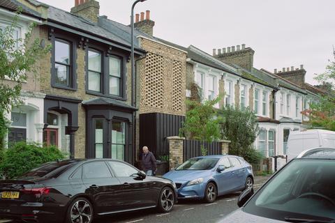 2 bedroom terraced house to rent, Haslett House, Kenmure Road, London E8