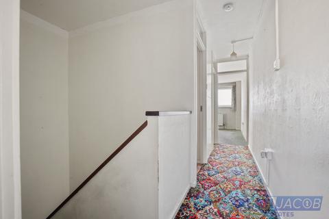 2 bedroom maisonette for sale, Heatherley Court, London N16