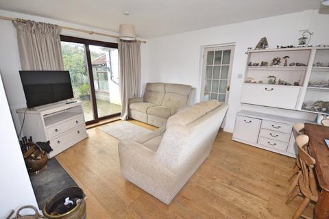 8 Brooklyn, Llandyssil, Montgomery, SY15 6LG