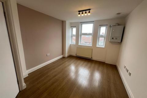 2 bedroom flat to rent, Askew Road, London