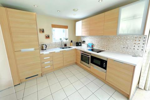 2 bedroom apartment to rent, Park Heights, Woking GU22