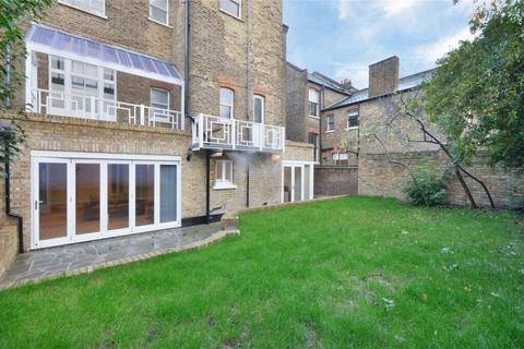 3 bedroom flat to rent, Chevening Road,