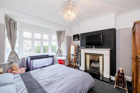 3 bedroom semi-detached house for sale, Kings Head Hill, North Chingford