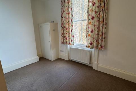 Studio to rent, Ramshill Road, Scarborough