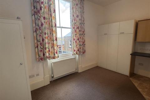 Studio to rent, Ramshill Road, Scarborough