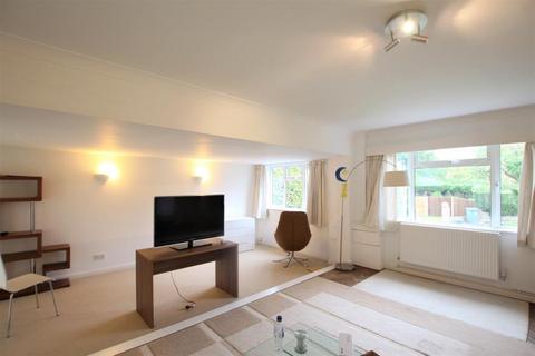 4 bedroom detached house to rent, Orchard Drive, Woking GU21