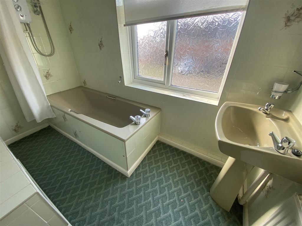 Bathroom 1.jpg