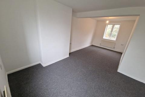 3 bedroom flat to rent, Seaburn Gardens, Gateshead NE9