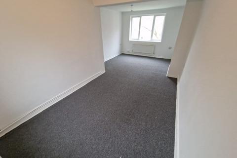 3 bedroom flat to rent, Seaburn Gardens, Gateshead NE9