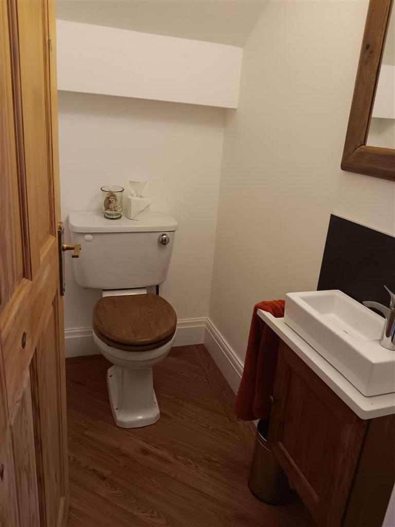Upper floor wc (002).jpg