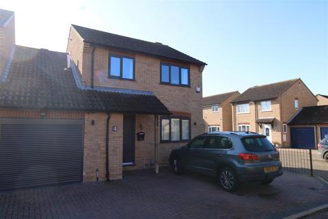 3 bedroom detached house to rent, Glendale, Orton Wistow, Peterborough