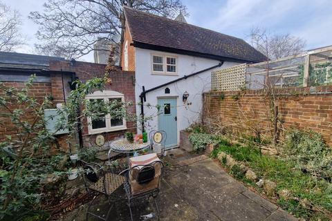 2 bedroom detached house to rent, Church Street, Hampshire SO51