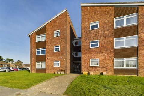 2 bedroom flat to rent, Hillmead, Crawley RH11