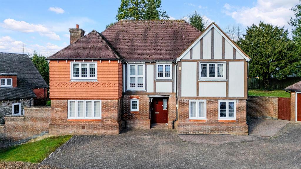 CLAREMOUNT GARDENS, 28 DRONE (2).jpg