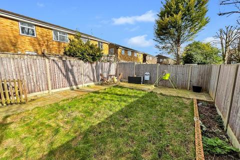 40 Swallowdale, South Croydon, CR2 8SJ