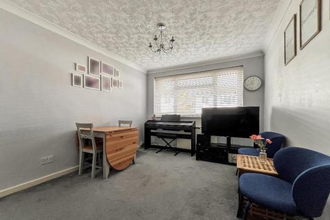40 Swallowdale, South Croydon, CR2 8SJ