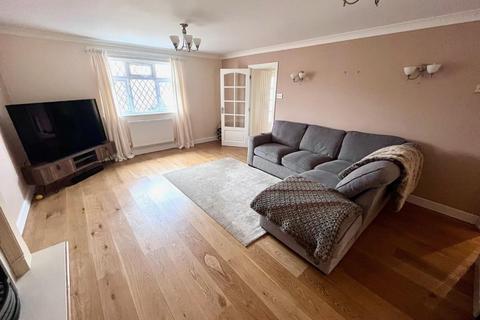 4 bedroom semi-detached house to rent, Hickmerelands Lane, Dudley