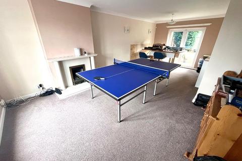 4 bedroom semi-detached house to rent, Hickmerelands Lane, Dudley