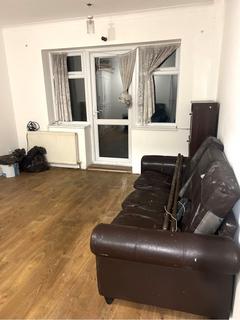 4 bedroom flat to rent, Old Ford Road, London E3