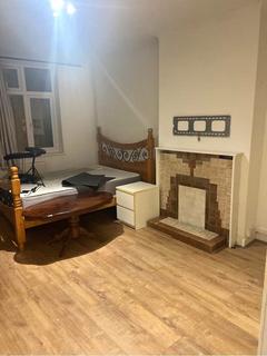 4 bedroom flat to rent, Old Ford Road, London E3