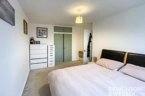 32 Fleetside, West Molesey, KT8 2NF