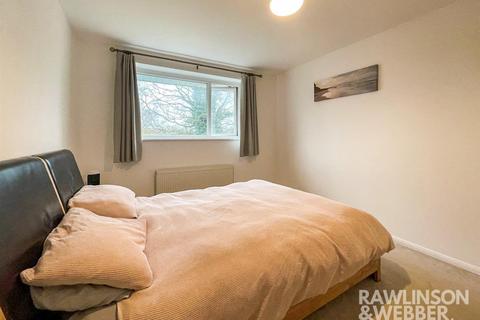 32 Fleetside, West Molesey, KT8 2NF