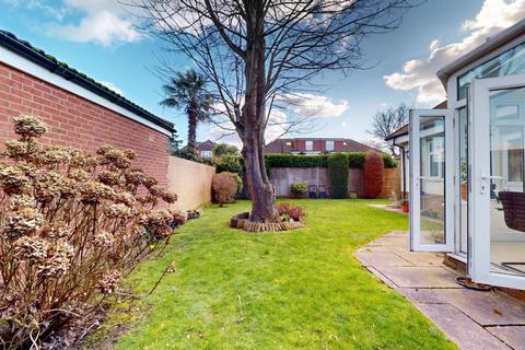 4 bedroom semi-detached house to rent, North Park, Iver