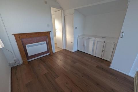 Studio to rent, Marsh Road, Gurnard