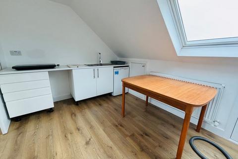 Studio to rent, Carlyon Road, Wembley HA0