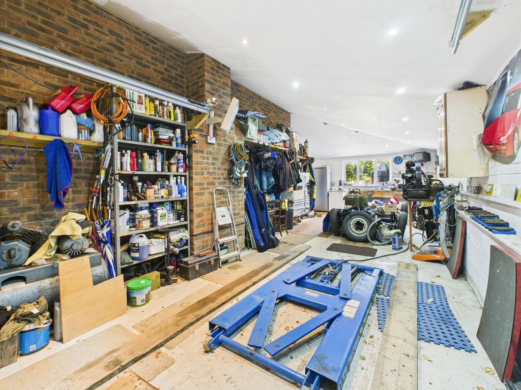 Garage/Workshop