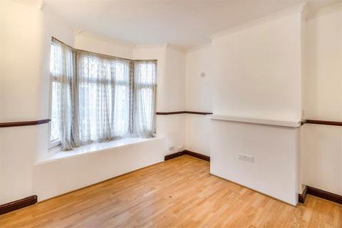 3 bedroom house to rent, Chancelot Road, London SE2