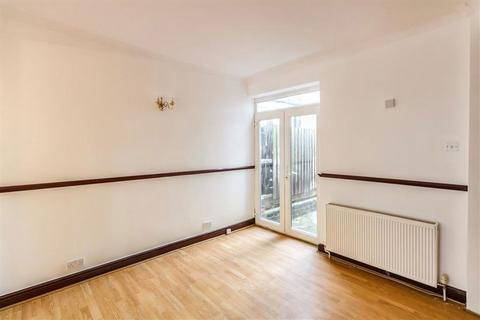 3 bedroom house to rent, Chancelot Road, London SE2