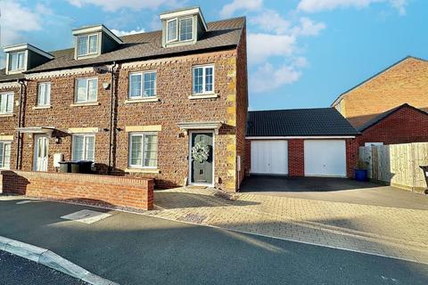 3 bedroom townhouse for sale, Dragonfly Way, Pineham Village, Northampton NN4