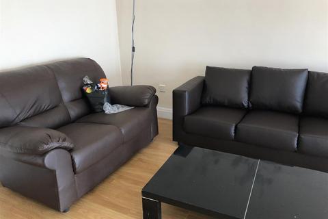 2 bedroom flat for sale, Pine Tree Close, Hounslow